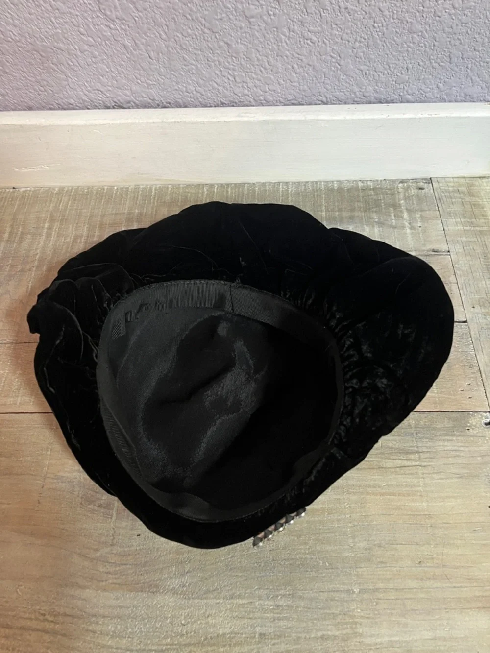 Vintage 40’s/50’s  Black Velvet Women's Cloche Hat with  Rhinestone Detail - Picture 6 of 7